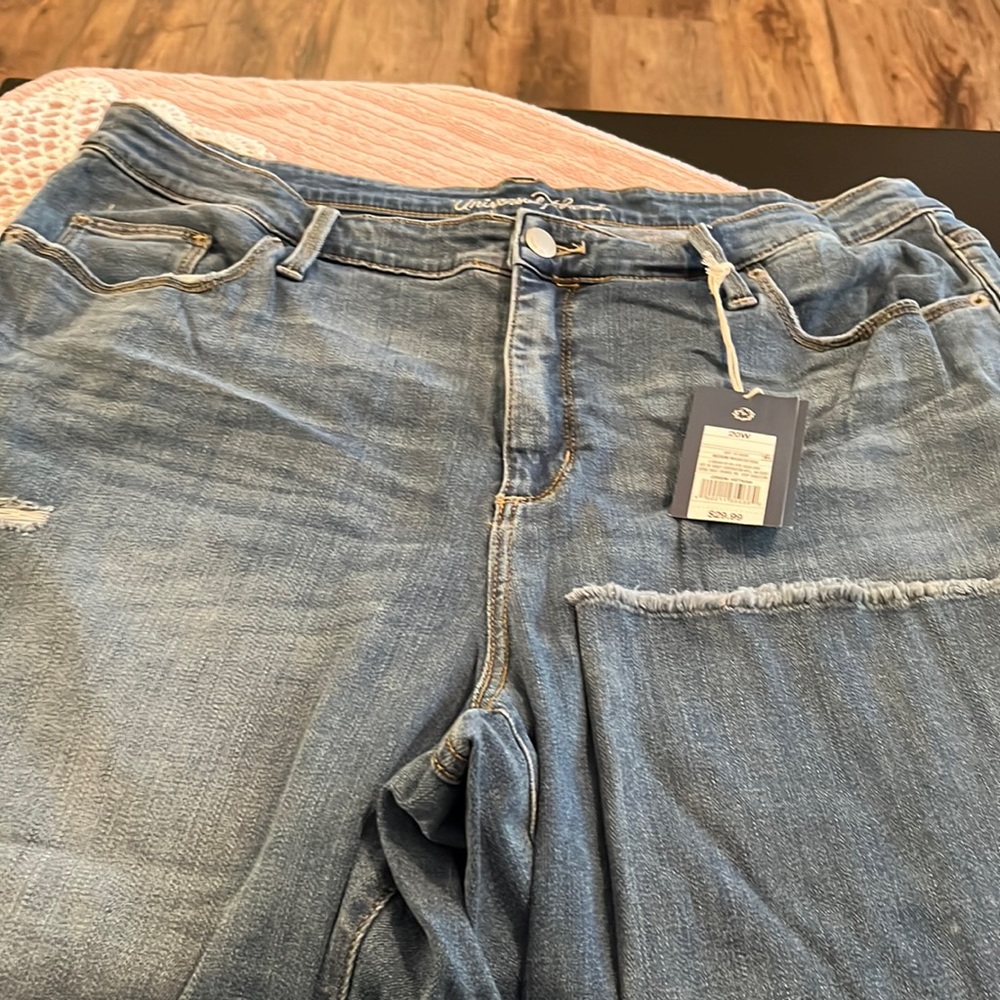 Woman’s medium washed distressed Jeans by universal Thread.  NWT size 20W